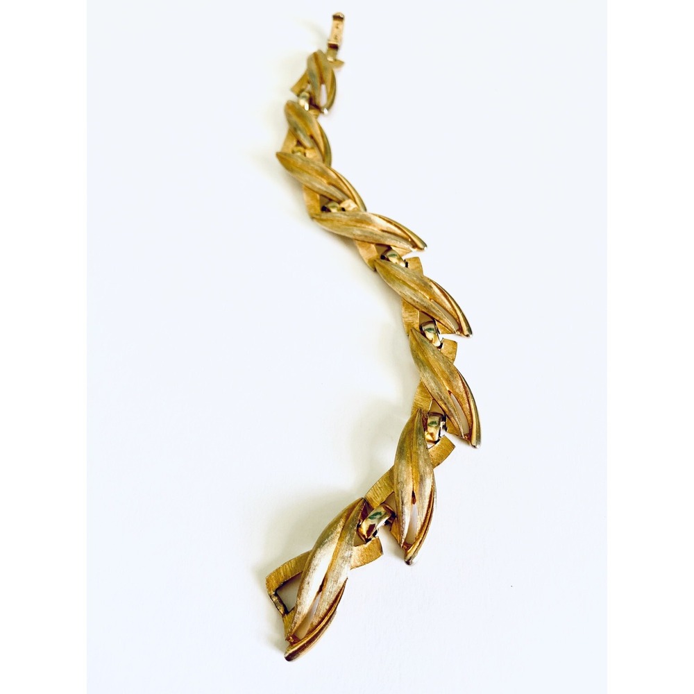 Vintage Trifari Gold Tone Textured Leaf Link Bracelet Fold Over Clasp 7.25 Inch